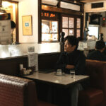 稲垣吾郎 喫茶店で佇む姿！映画『あんのこと』稲垣の場面写＆メイキング写公開