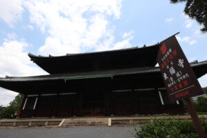東福寺 国宝三門の楼上から京都一望！臥雲橋からの通天橋のアオモミジ19