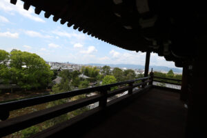 東福寺 国宝三門の楼上から京都一望！臥雲橋からの通天橋のアオモミジ24