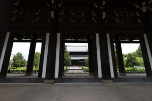 東福寺 国宝三門の楼上から京都一望！臥雲橋からの通天橋のアオモミジ25