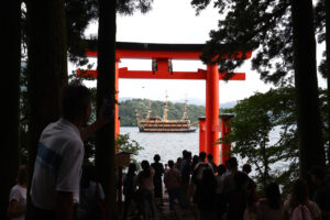 夏の箱根を1泊2日で自由に巡る！“あじさい電車”や海賊船が鳥居の中に！な光景も目撃49