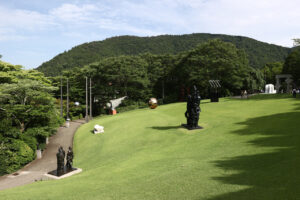 箱根・大涌谷で普段は入れない自然研究路を体験！ヴェネチアンガラスや圧巻の庭園も48