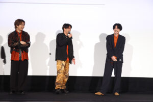 内山昂輝ビジュアル外を指すお茶目さ全開！マイクは向けない＆振り返らない“平常運転”23