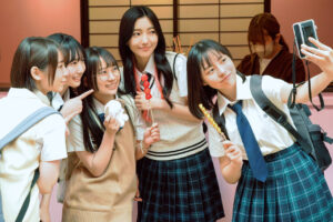 日向坂46四期生「ゼンブ・オブ・トーキョー」新場面写解禁！雷門前で記念撮影も2