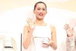 綾瀬はるか日本橋三越外壁「SK-II」“金継ぎ”イメージプロジェクションマッピング点灯8