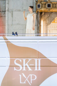 綾瀬はるか日本橋三越外壁「SK-II」“金継ぎ”イメージプロジェクションマッピング点灯3
