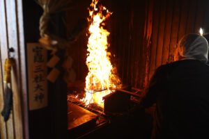 富士山テーマに「かつおの藁焼きたたき」職人技体験！美の願い富士山本宮浅間大社で14