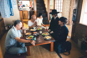 吉沢亮 板垣李光人の首に噛みつこうとする！『ババンババンバンバンパイア』場面写5