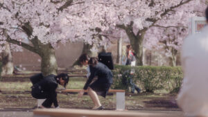 目黒蓮 桜の花びらと舞うように楽しげ！「キリン 午後の紅茶」新CMは大学の先輩7